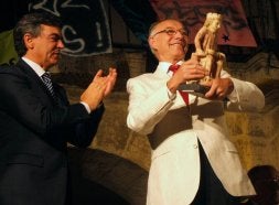 García muestra la reproducción de un músico de la Colegiata. /M. C.