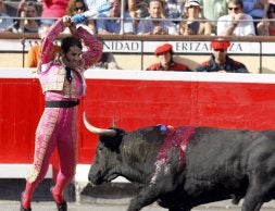 Juan José Urdiales coloca un par de banderillas a su primer enemigo./ LUIS TEJIDO-EFE