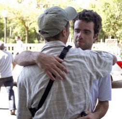 Álvaro Novellón, de frente, compañero de Óscar Pérez, a su llegada a Huesca. / A CALVO-EFE