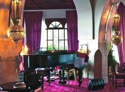 TÓCALA OTRA VEZ, SAM El rincón del piano en el Caid's bar. / HOTEL EL MINZAH