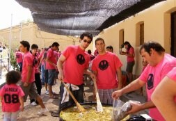 Jóvenes de Torremormojón preparan la paella en las fiestas del pasado año./ EL NORTE