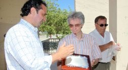 El alcalde de Segovia, Pedro Arahuetes, entrega una placa al primer secretario de la Asociación de Vecinos de Nueva Segovia. / ROSA BLANCO