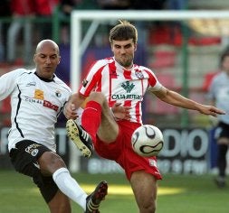 Iván Otero controla el balón en un encuentro ante el Burgos./ L. C.
