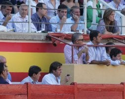 Los directores de Caja España y Caja Duero, Florencio Herrero y Luis Emperador, en uno de los burladeros del callejón. Tras ellos, en la barrera del 8, el presidente de la Cámara, Vicente Villagrá.
