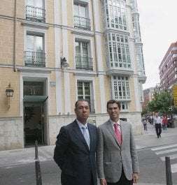 Javier Herrero y Jesús Zarzuela a la entrada del Gaerus./ H. SASTRE