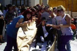 Un joven disfrazado de Michael Jackson para la carrera de camas de ayer./ LUIS ANTONIO CURIEL