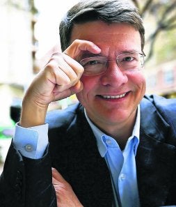 Jordi Sevilla simula la 'ceja' electoral en la campaña del año pasado. / DOMENECH CASTELLÓ-EFE