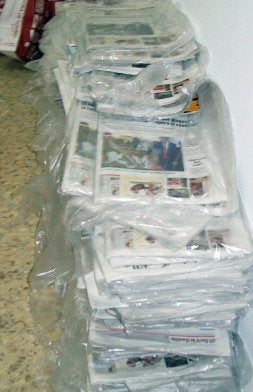 El montón de ejemplares de El Norte seguía en la oficina poco antes del cierre de la feria./  EL NORTE