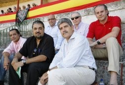 Manuel Salgado, Carlos Aganzo, Arturo J. Pinto; detrás Domingo Rodríguez, Alfonso Sanz y Víctor Alonso.El consejero de Cajamar en Castilla y León, José Millaruelo, con su hijo Fernando.