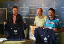Arranz, De Lucas y Pavón, con los polos conmemorativos de este campeonato. / EL NORTE