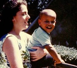 Barack Obama, de niño con su madre, Stanley Ann Dunham./ AP