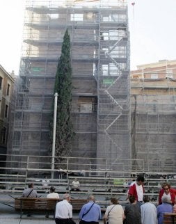 La iglesia de Santiago el Burgo, en plena restauración. / L. CALLEJA