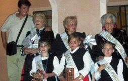 El alcalde junto a las reinas y damas de honor de las fiestas. / RAÚL ALONSO