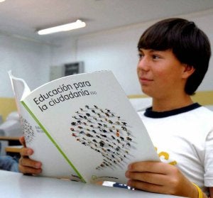 Un estudiante ojea un libro de Educación para la ciudadanía. / EL NORTE