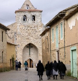 Vecinos de la localidad de Ayoó acuden a misa./ EL NORTE