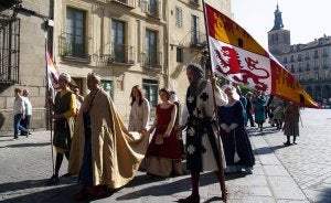 Grupo de actores en la recreación medieval llevada a cabo ayer en la capital segoviana. /JAVIER SEGOVIA