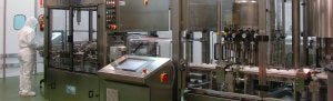 Un empleado del laboratorio ubicado en Ferreras de Abajo, donde se analizan, procesan y envasan plantas medicinales que son comercializadas en tiendas de dietética y de       medicina natural. / EL NORTE
