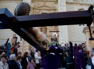 Encuentro del Santo Cristo del Amparo con la Virgen Dolorosa en el Vía Crucis Procesional. / P. P. S.