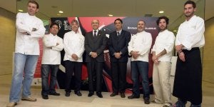 Pedro Mario Pérez (Restaurante El Ermitaño); Víctor Gutiérrez (Restaurante Víctor); Jesús Ramiro (Ramiro's); el presidente de la Diputación, Ramiro Ruiz Medrano, el alcalde de Peñafiel, Félix Ángel Martín; Julio Reoyo (Restaurante Villena), Jesús Ramiro Flores y Javier García (propietario y jefe de cocina del restaurante Ramiro's), respectivamente. / A. O.