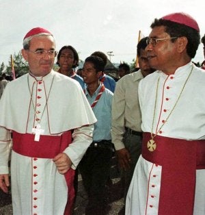 El nuncio Renzo Fratini y Carlos Ximenes Filepe Belo. / AP