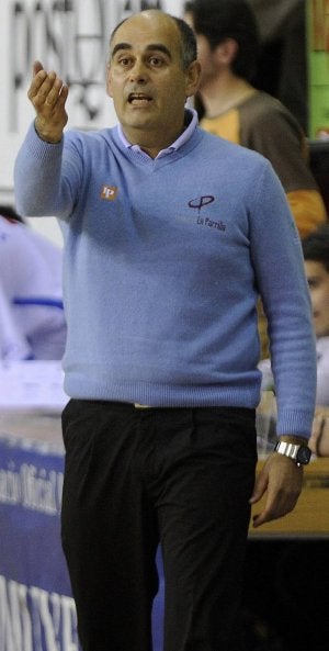 Juan Carlos Pastor da instrucciones durante un partido./ M. Á. S.