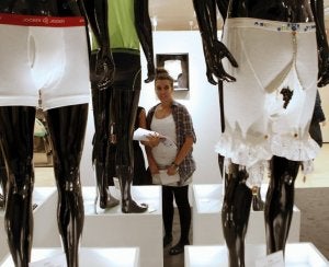 Visitantes a la exposición que recoge la evolución de la prenda./ EFE