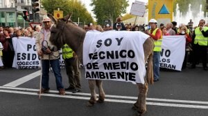 Los vecinos de Alcazarén llevaron a la protesta un burro con una pancarta. / RICARDO OTAZO