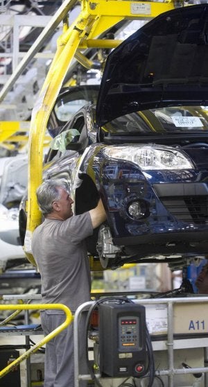 Cadena de montaje del Mégane de Renault en Palencia. / S. PONS