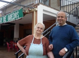 La señora Victoria y su hijo David. / ARGI