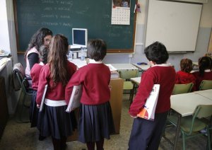 Los alumnos del colegio público Allúe Morer son los únicos que llevan uniforme, una medida que se implantó hace tres años. ::                             G. VILLAMIL