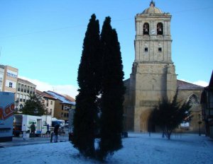 Plaza de España de Aguilar de Campoo, cubierta ayer por la nieve. ::
NURIA ESTALAYO