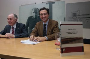 El editor Jesús Blázquez, a la derecha, y el alcalde, Heliodoro Gallego, ayer, en la Caneja. ::
M. DE LA FUENTE