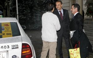 El presidente del Gobierno charla con el taxista que trasladó a Miguel Ángel Revilla hasta el palacio de la Moncloa ::
J. L. PINO-FE