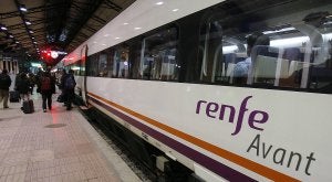 Viajeros se apean en la estación de Campo Grande de un Ave-Lanzadera procedente de Madrid. ::                             GABRIEL VILLAMIL