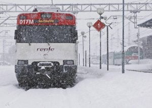 Un tren de cercanías permanece retenido en la estación de Reinosa ante la imposibilidad de circular debido a la nieve. ::                             ESTEBAN COBO-EFE