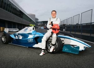 Schumacher posa junto al monoplaza de GP2. :: M. G.