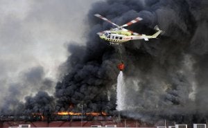 Un helicóptero trata de sofocar las llamas en la empresa cárnica murciana. ::
NACHO GARCÍA