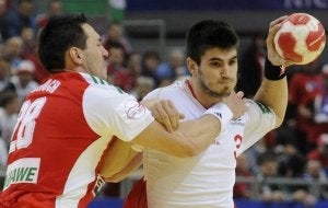 Eduardo Gurbindo trata de zafarse del marcaje de Schuch, durante el partido frente a Hungría. ::                             ANDREAS PESSENLEHNER-EFE