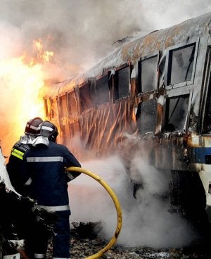 Dos bomberos apagan el fuego en uno de los vagones. ::
EL NORTE
