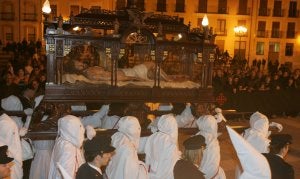 Varios agentes escoltan la imagen del Santo Entierro en la procesión del Viernes Santo del año pasado. ::
J. RUIZ