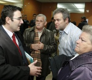 Familiares de las víctimas del 'Yak-42' hablan con su abogado. ::
J. C.-EFE