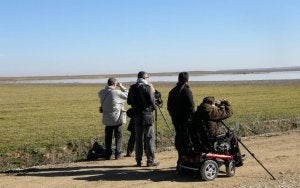 Un grupo de visitantes observan ayer las aves en la laguna de Boada. ::
EL NORTE