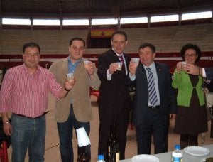 Las autoridades brindan por la Feria del Pulpo de Arroyo. ::
F. IZQUIERDO