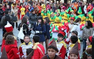 Vecinos de Carrión de los Condes disfrutan del Carnaval del pasado año en la Plaza Mayor de la localidad. ::                             GRAND