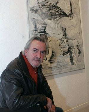 Gregorio Antón, con una de sus obras. ::
HENAR SARTRE