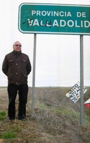 El alcalde de La Unión de Campos, ante el cartel que delimita la provincia. ::
L. S.