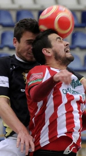 Yago cabecea un balón. ::                             J. C.