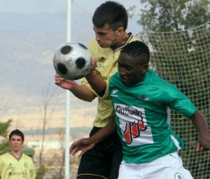 Un jugador del Quintanar salta a por un balón de cabeza en un partido anterior. ::
ANTONIO TANARRO