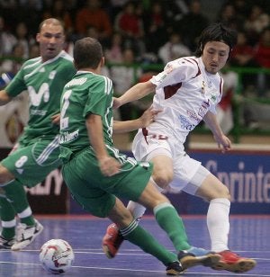 El japonés Kensuke, ante Marquinho y Schumacher. ::
A. DE TORRE