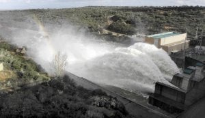 Las compuertas del embalse de Agavanzal, ayer por la tarde, cuando soltaban 460 metros cúbicos por segundo. ::                             I. R.